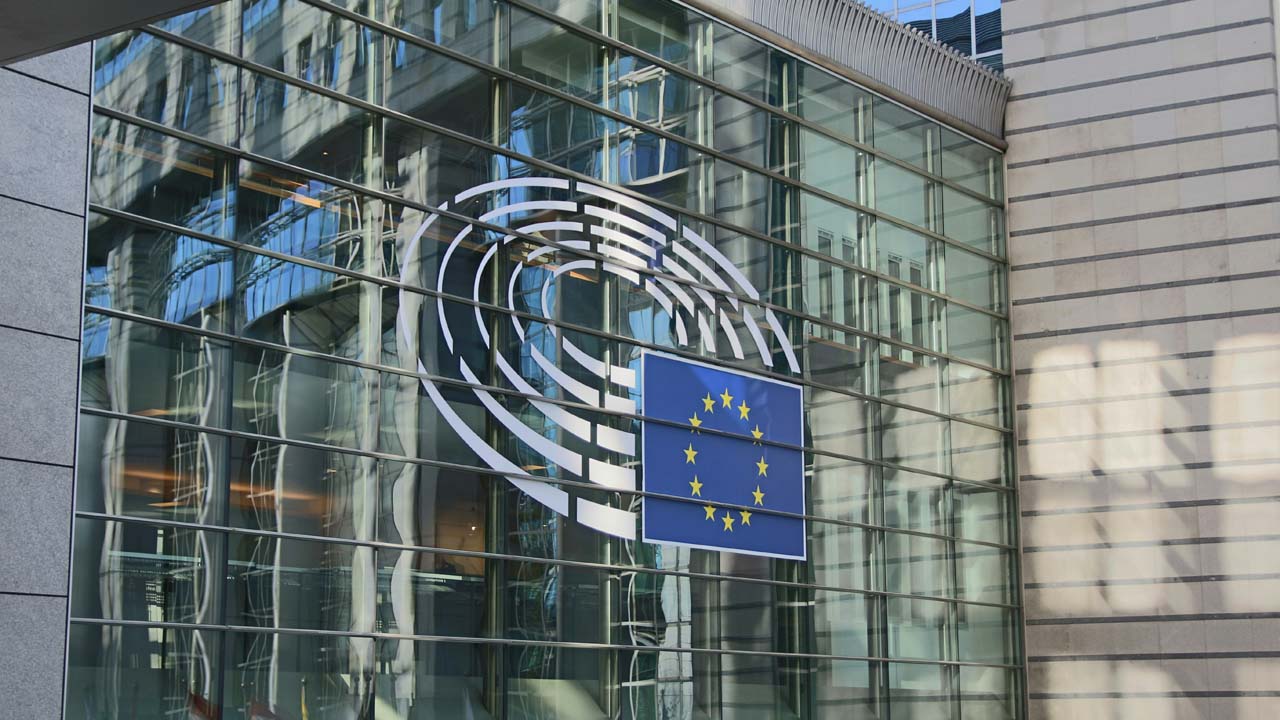 Warner-Übernahme: EU vor Freigabe, Großbritannien bremst